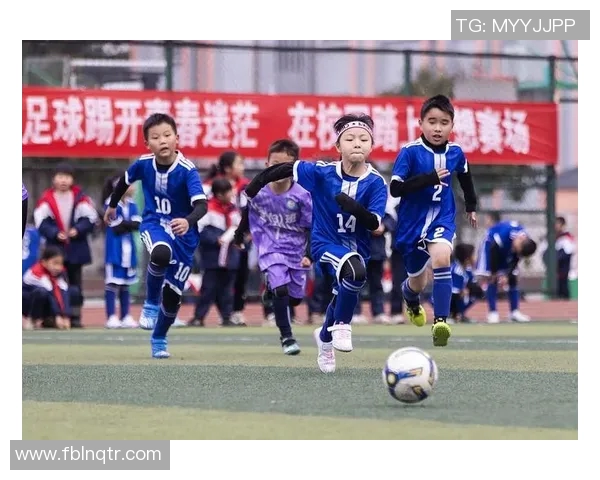 足球之星闪耀绿茵场他们的才华与努力值得我们由衷赞美与敬佩 足球之星闪耀绿茵场他们的才华与努力值得我们由衷赞美与敬佩