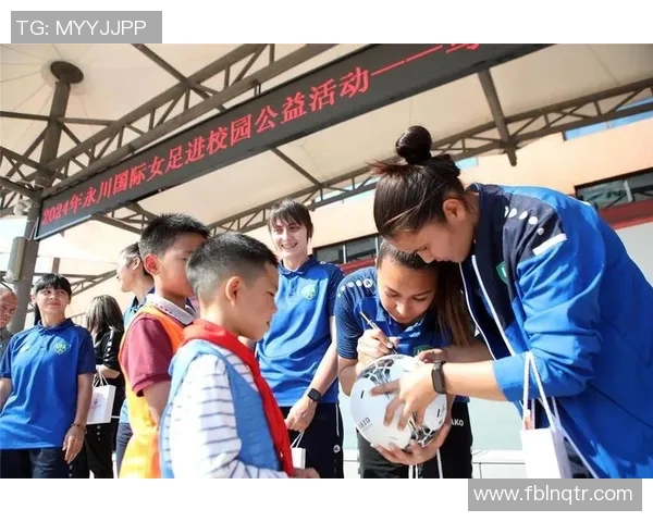 足球明星与孩子们亲密互动传递梦想与希望的温暖瞬间 足球明星与孩子们亲密互动传递梦想与希望的温暖瞬间