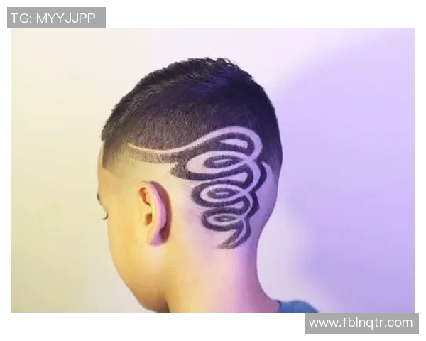 足球明星独特发型刻字创意展示引领时尚潮流的视觉盛宴