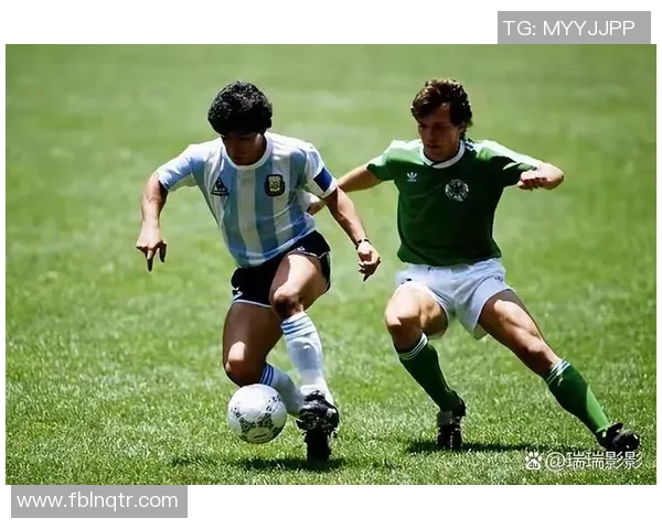 足球明星的笑容背后隐藏的故事与情感解析